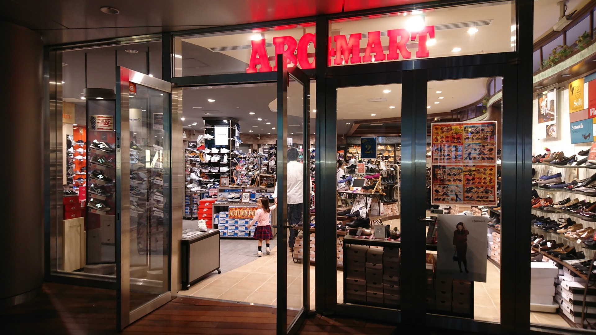 ABC Mart, en av Japans största skobutiker.