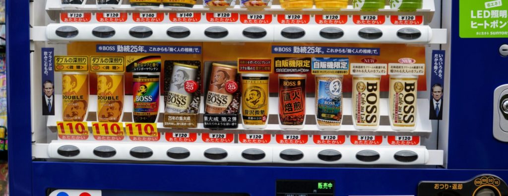 Olika varianter av burkkaffe i en dryckesautomat