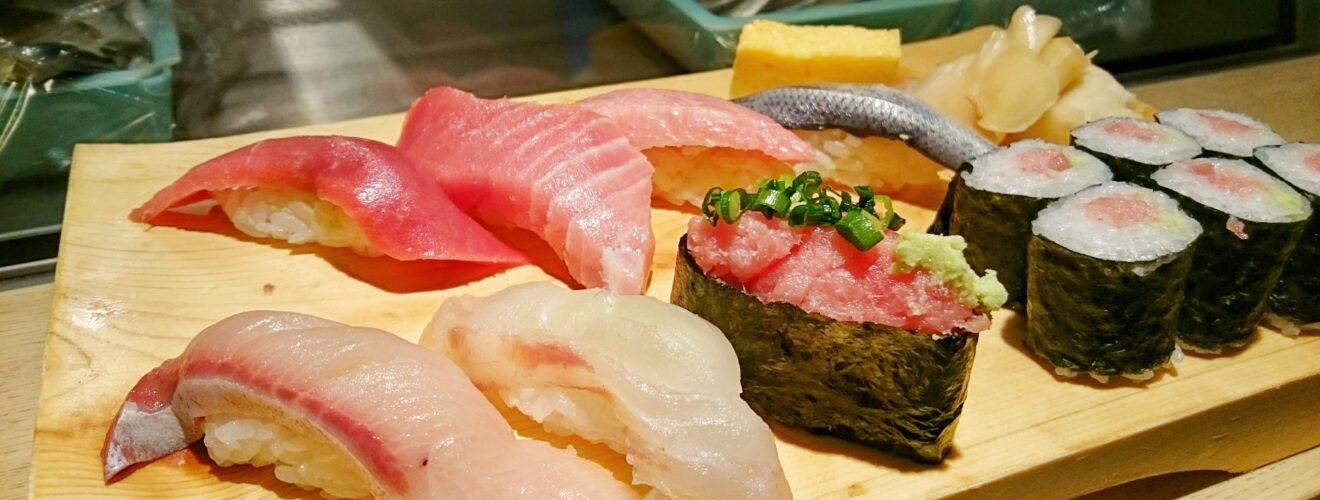 Ett sushi-lunchset i Tokyo