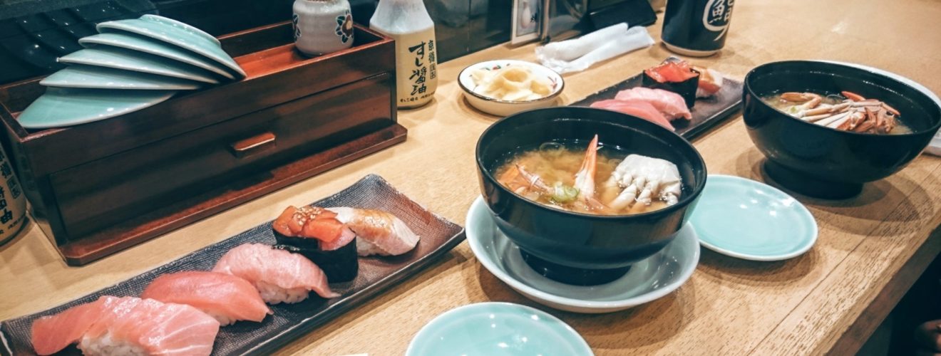 Sushi på tonfisk och miso-soppa med krabba