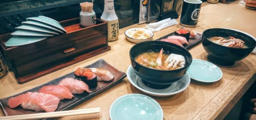 Sushi på tonfisk och miso-soppa med krabba