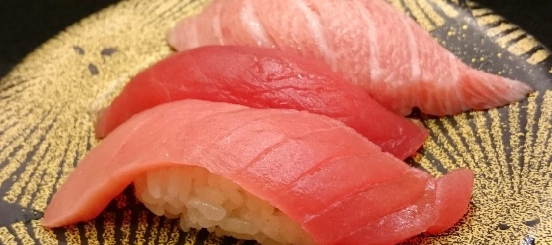 Tre varianter av maguro-nigiri