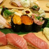 Tre sorters gunkan-sushi: sjöborre (uni), laxrom (ikura), maguro (tonfisk)