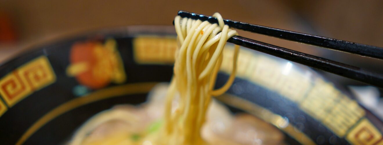 Tunna hakata-nudlar som oftast serveras med tonkotsu ramen