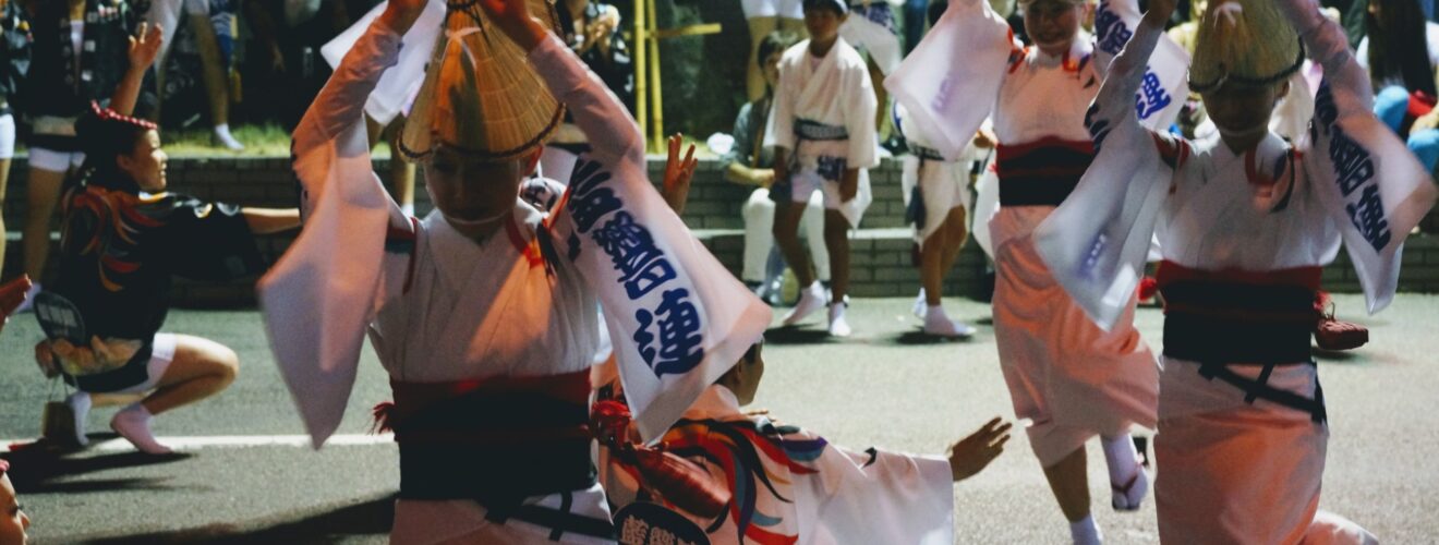 Under Awaodori-festivalen kan man se olika typer av livlig dans