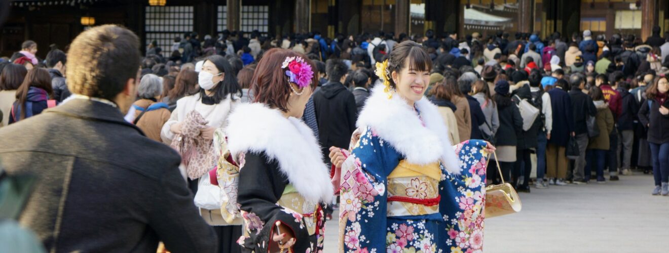 Kimonon är en högtidsdräkt som bärs tex vid skolavslutning och bröllop