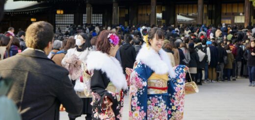 Kimonon är en högtidsdräkt som bärs tex vid skolavslutning och bröllop