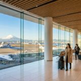 Tokyo Haneda International Airport Terminal 3 med panoramautsikt över flygplan och berget Fuji